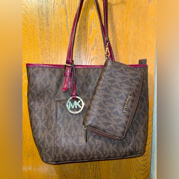 Michael Kors Brown Tote Bag with Signature Design and matching wallet - Picture 3 of 4